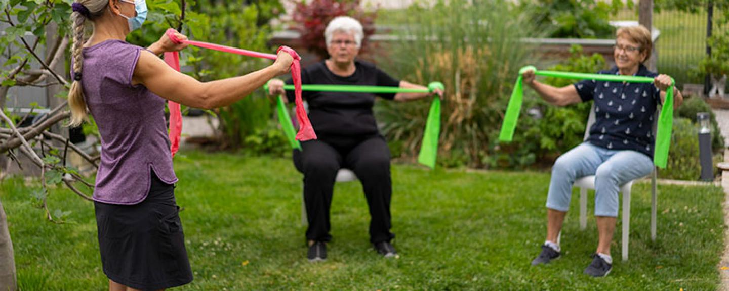 Outdoor-Exercise-Older-Group-Sitting